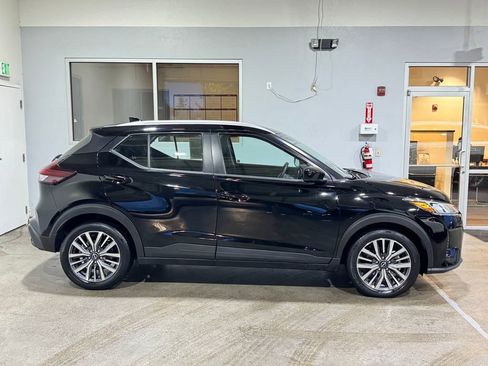 Used 2022 Nissan Kicks SV image 4