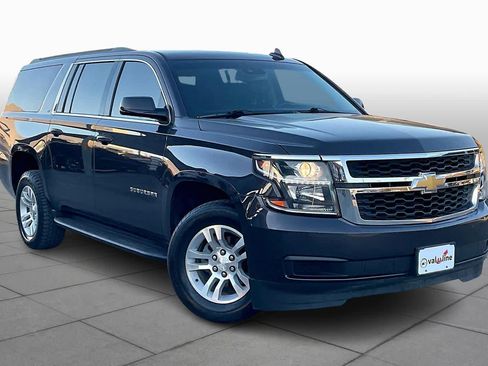 Used 2018 Chevrolet Suburban LT image 2
