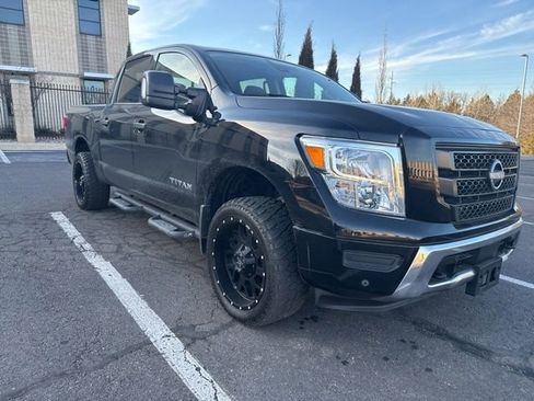 Used 2024 Nissan Titan SV w/ SV Convenience Package image 2