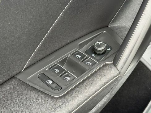 Used 2022 Volkswagen Tiguan SE FWD image 11