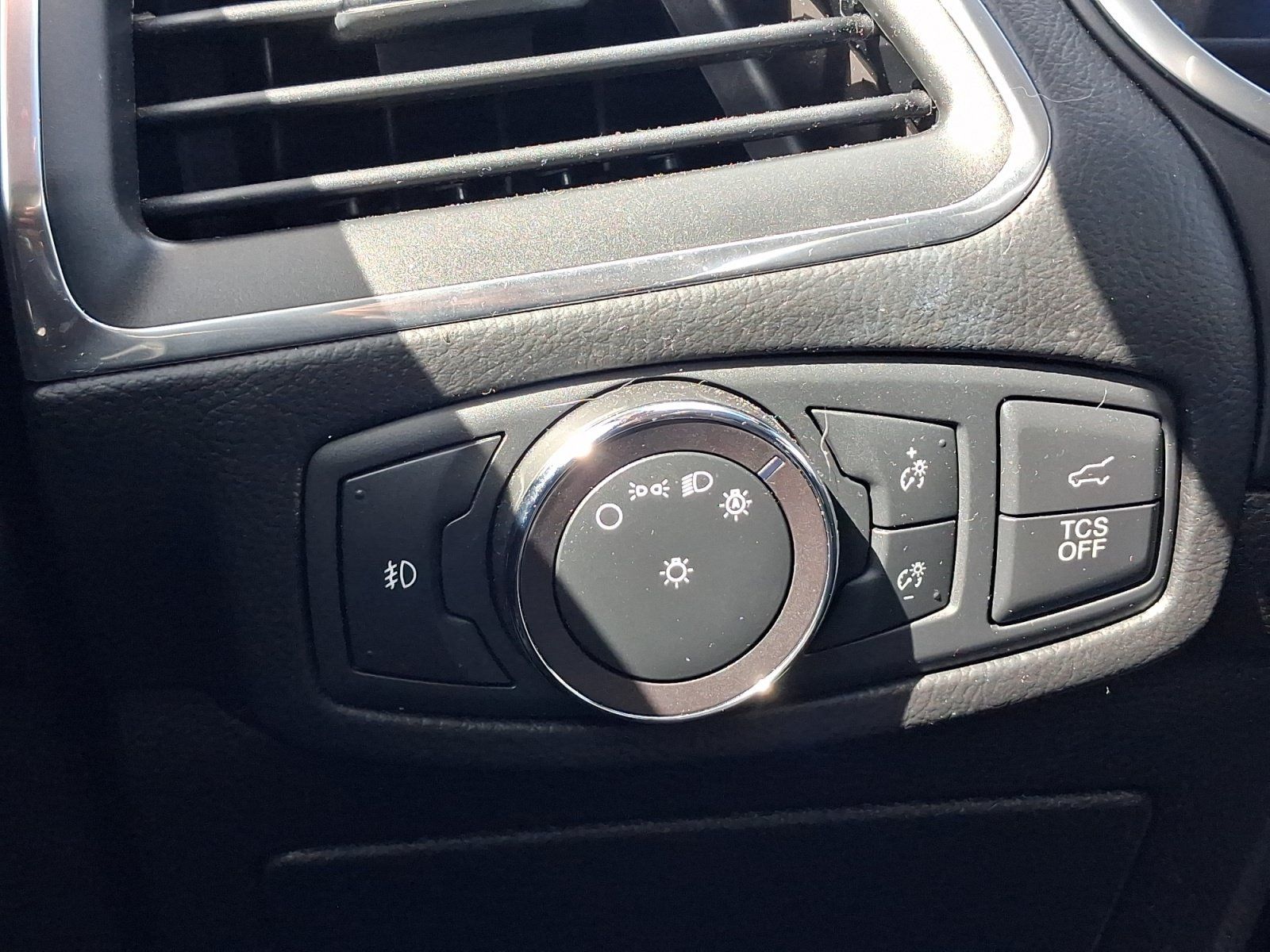 Used 2019 Ford Edge Titanium FWD image 28