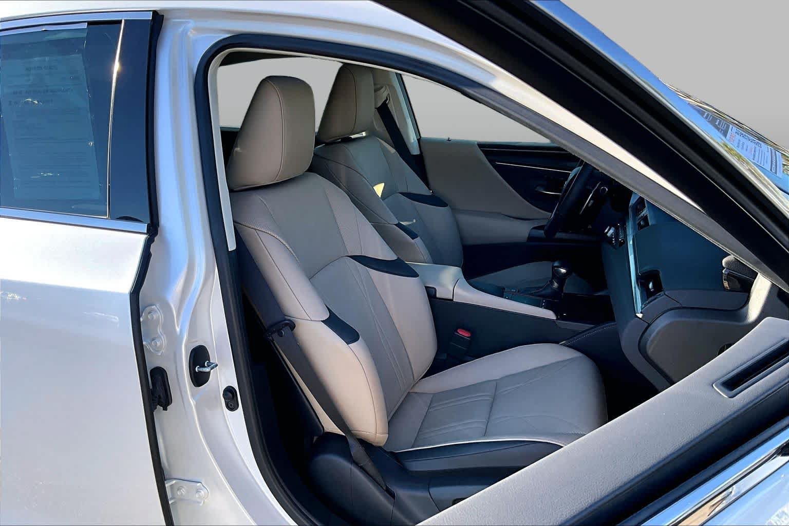 Used 2021 Lexus ES 300h w/ Accessory Package FWD image 8