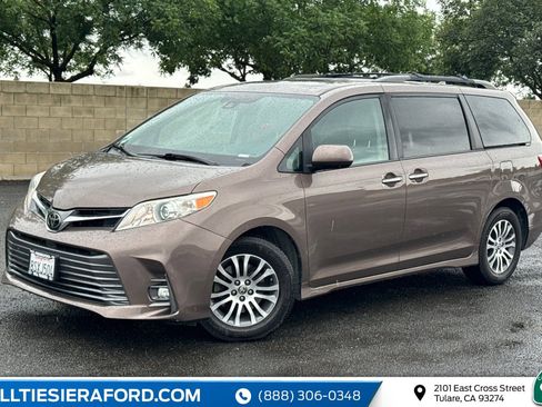 Used 2020 Toyota Sienna XLE w/ XLE Navigation Package FWD image 10