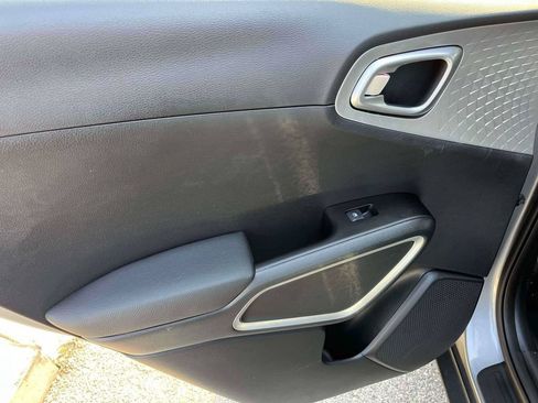 Used 2025 Kia Soul LX w/ LX Technology Package FWD image 5