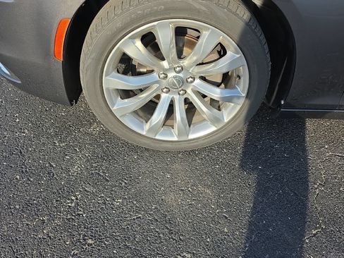 Used 2019 Chrysler 300 Limited RWD image 10