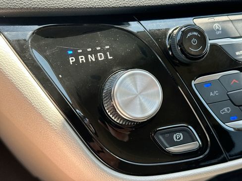 Used 2023 Chrysler Voyager LX image 14