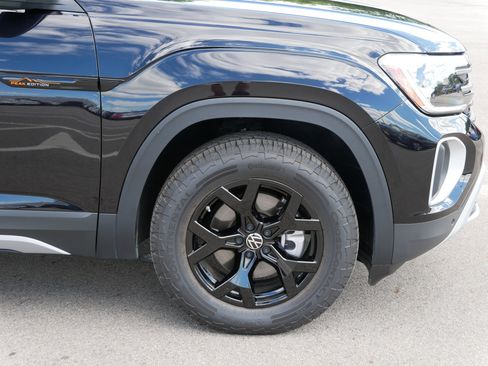 Certified 2025 Volkswagen Atlas Peak Edition SE image 15
