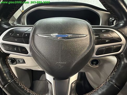 Used 2019 Chrysler Pacifica Touring-L image 18