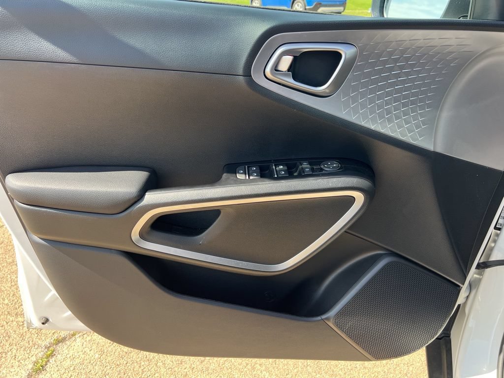 Used 2025 Kia Soul S FWD image 11