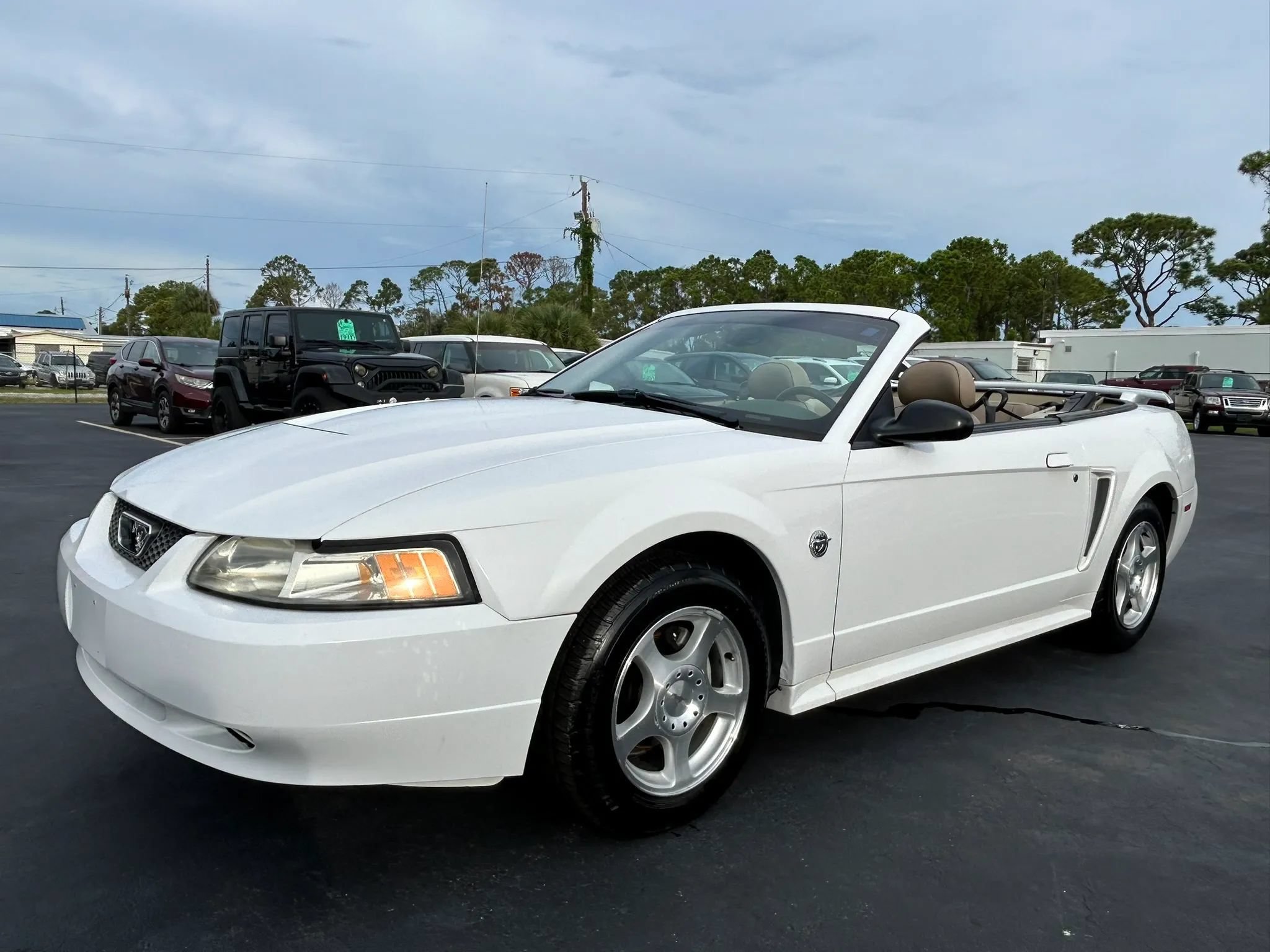 Used 2004 Ford Mustang Convertible RWD image 3