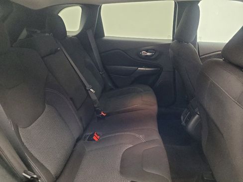Used 2020 Jeep Cherokee Latitude FWD image 19