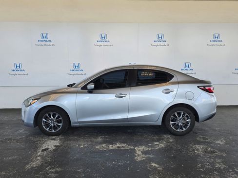 Used 2019 Toyota Yaris L FWD image 2
