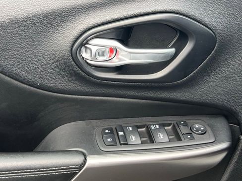 Used 2019 Jeep Cherokee Latitude w/ Popular Appearance Group AWD/4WD image 28