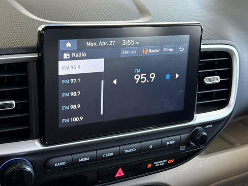 Used 2025 Hyundai Venue SEL FWD image 17