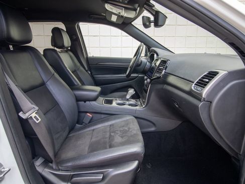 Used 2020 Jeep Grand Cherokee Altitude RWD image 21
