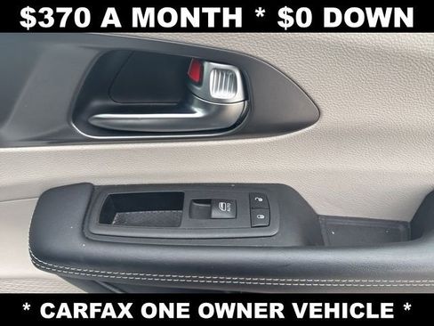 Used 2023 Chrysler Pacifica Touring-L image 19