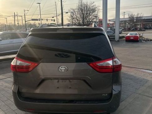 Used 2017 Toyota Sienna XLE image 12