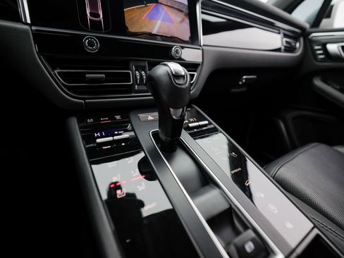 Certified 2023 Porsche Macan image 20