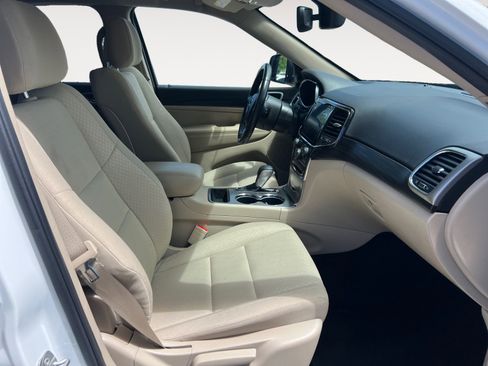 Used 2022 Jeep Grand Cherokee Laredo E AWD/4WD image 6