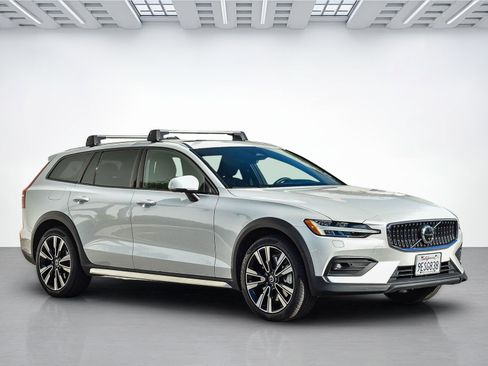 Used 2023 Volvo V60 B5 Cross Country Ultimate w/ Climate Package image 3