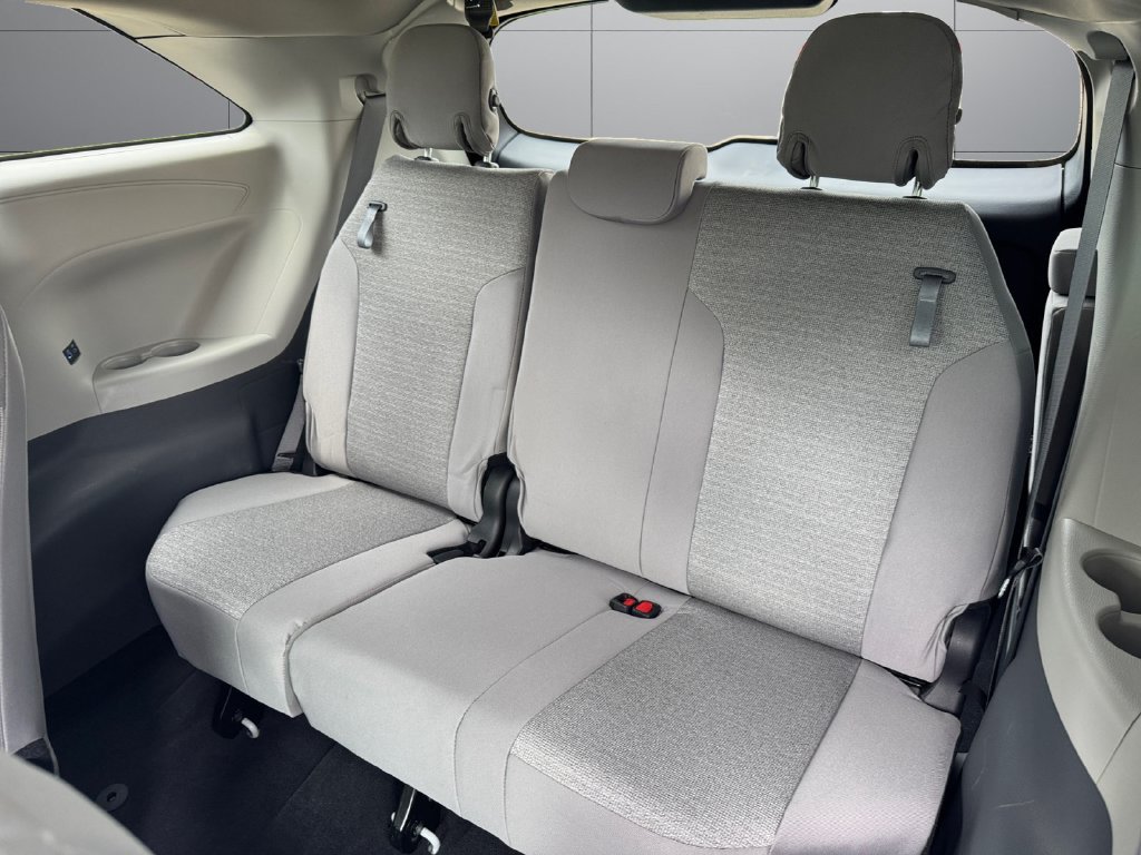 Used 2023 Toyota Sienna LE AWD/4WD image 16