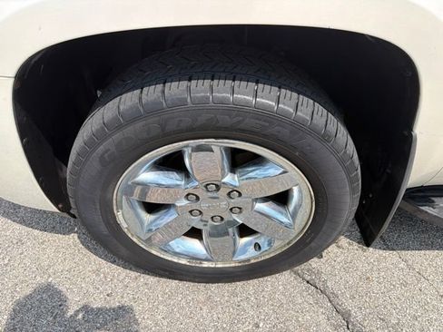Used 2012 GMC Yukon XL SLT w/ SLT-2 Equipment Package AWD/4WD image 17