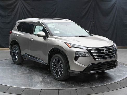 Used 2025 Nissan Rogue Platinum w/ Tech Package image 2