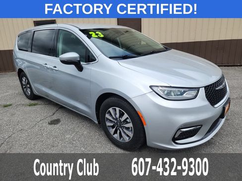 Used 2023 Chrysler Pacifica Touring-L FWD image 2
