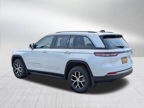 Used 2023 Jeep Grand Cherokee Limited w/ Luxury Tech Group II AWD/4WD image 5