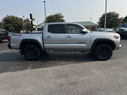 Used 2020 Toyota Tacoma TRD Off-Road AWD/4WD image 9