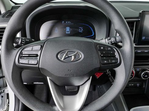 Used 2023 Hyundai Venue SE FWD image 8