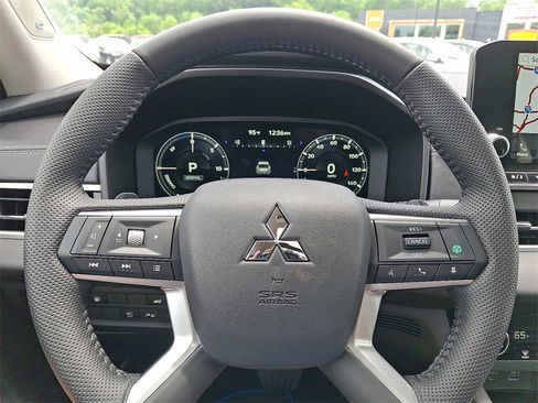 New 2025 Mitsubishi Outlander SE image 9