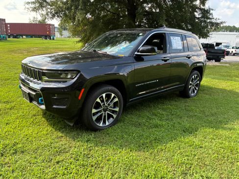 Used 2023 Jeep Grand Cherokee Overland w/ Luxury Tech Group IV AWD/4WD image 8
