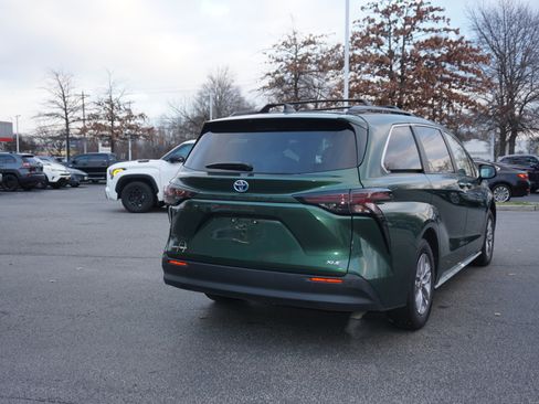 Used 2025 Toyota Sienna XLE image 4