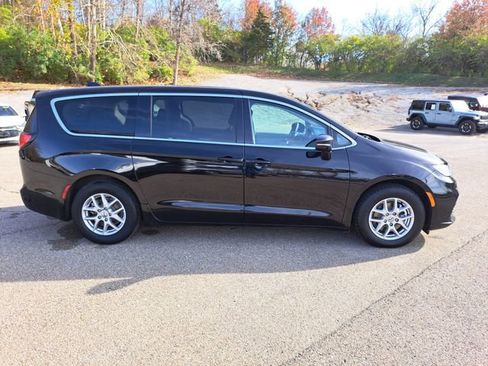 Used 2024 Chrysler Pacifica Touring-L image 6