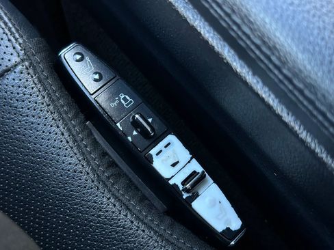 Used 2010 Mercedes-Benz E 550 Sedan w/ Premium 2 Pkg image 39