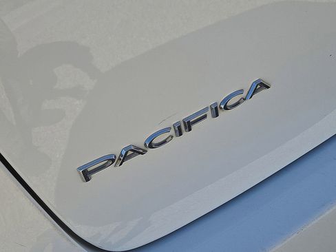 Used 2024 Chrysler Pacifica Select image 12