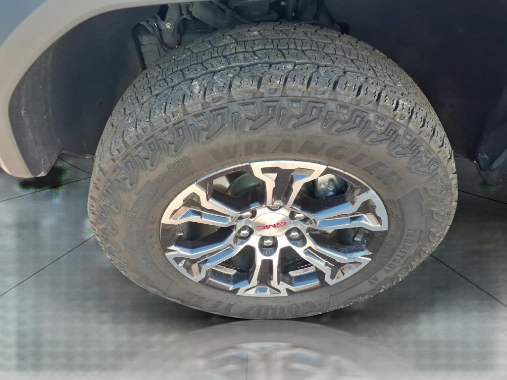 Used 2024 GMC Canyon AT4 w/ AT4 Premium Package AWD/4WD image 9