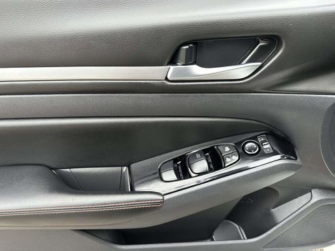 Used 2025 Nissan Altima 2.5 SR image 17