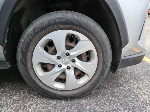 Used 2019 Toyota RAV4 LE FWD image 13