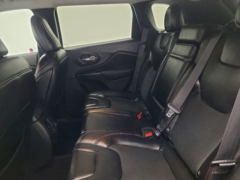 Used 2019 Jeep Cherokee Trailhawk AWD/4WD image 18