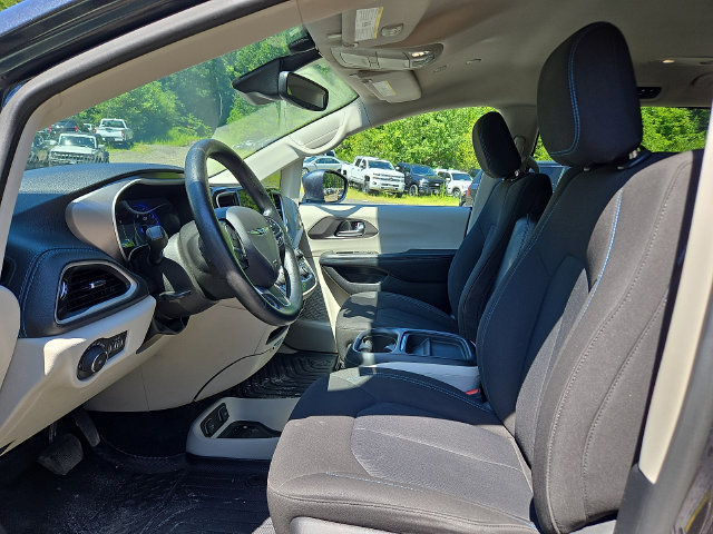 Used 2021 Chrysler Pacifica Touring AWD/4WD image 2