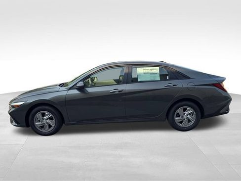 New 2026 Hyundai Elantra SE FWD image 2