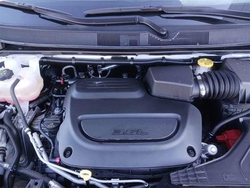 Used 2024 Chrysler Pacifica Touring-L image 14