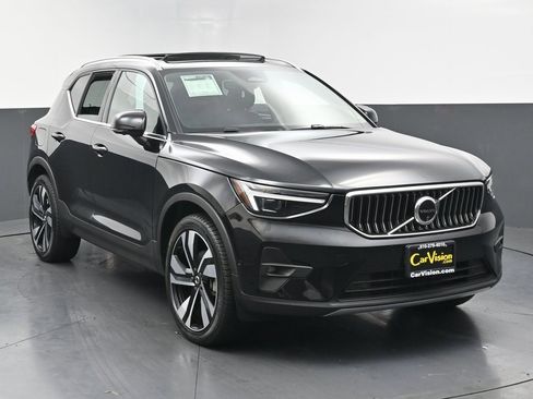 Used 2024 Volvo XC40 B5 Ultimate w/ Protection Package Premier image 3