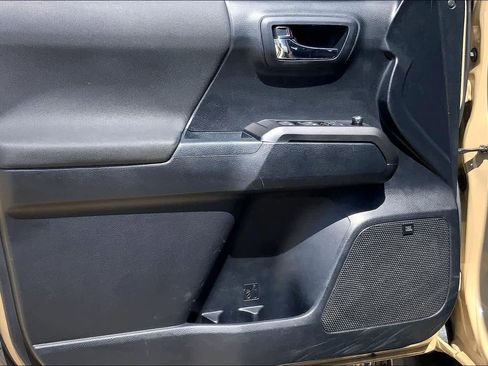 Used 2018 Toyota Tacoma TRD Sport image 21