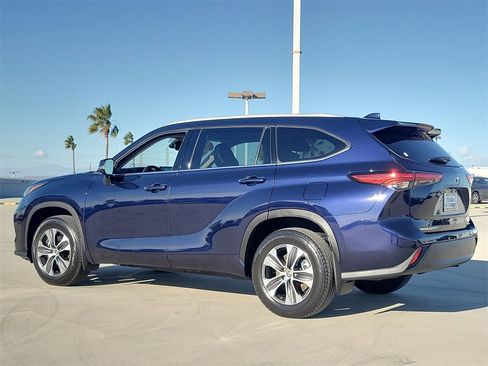 Used 2022 Toyota Highlander XLE image 3
