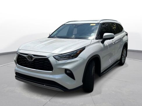 Certified 2026 Toyota Highlander Platinum AWD/4WD image 2