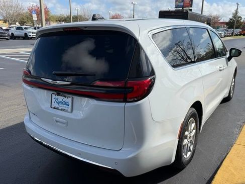 New 2026 Chrysler Pacifica Select image 11