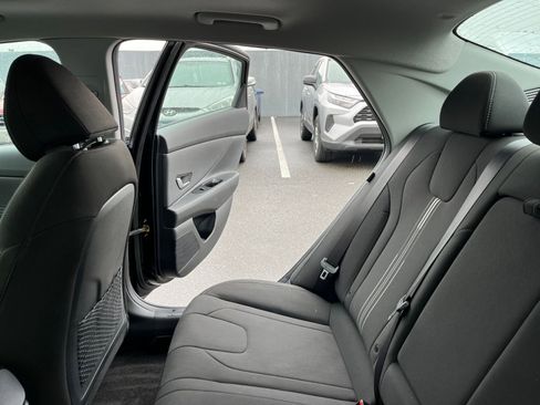 Used 2025 Hyundai Elantra SEL image 40